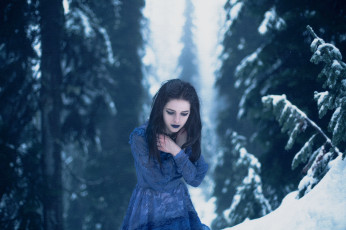 Картинка девушки -unsort+ брюнетки +шатенки деревья снег зима синее платье девушка ели