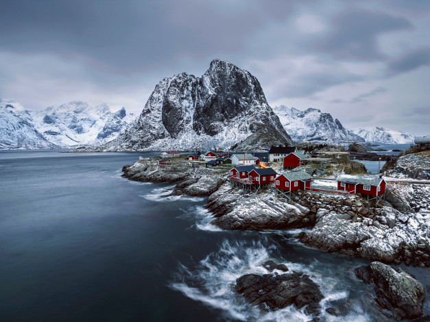 Обои картинки фото города, - пейзажи, февраль, зима, горы, снег, городок, норвежске, море, поселение, фюльке, нурланн, лофотенские, острова, норвегия, коммуна, москенес, архипелаг