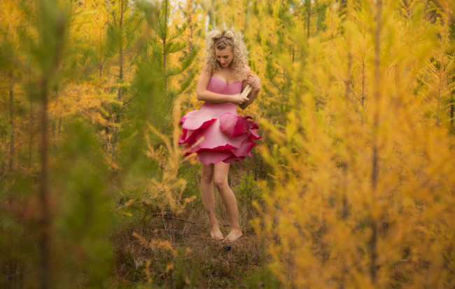 Обои картинки фото девушки, -unsort , блондинки, книги, девушка, роза, лес, осень