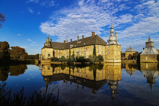 Обои картинки фото schloss lembeck - moated castle, города, замки германии, замок, озеро