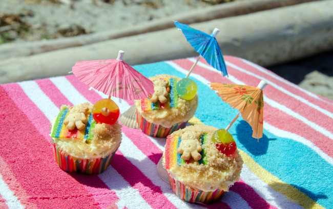 Обои картинки фото еда, пирожные,  кексы,  печенье, пляж, кексы, зонтики