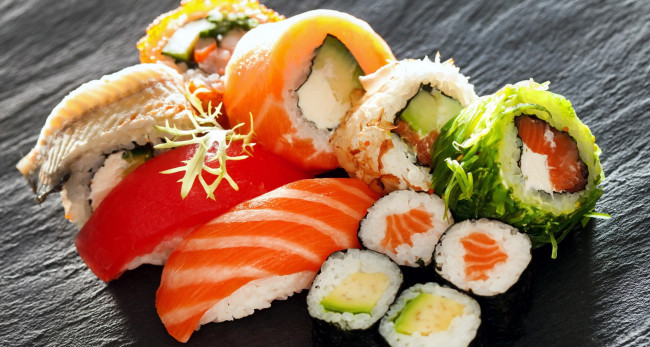 Обои картинки фото еда, рыба,  морепродукты,  суши,  роллы, ассорти, роллы, суши, кухня, японская