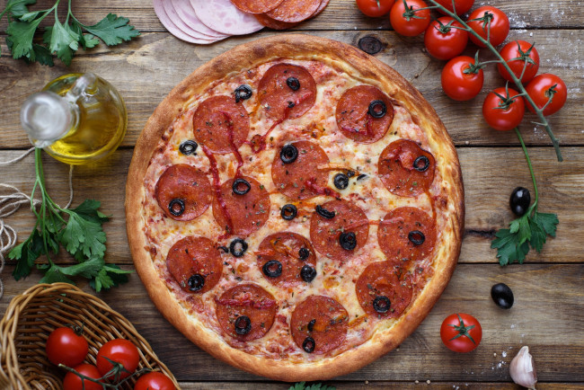 Обои картинки фото еда, пицца, зелень, помидоры, томаты