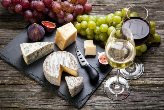 Обои картинки фото еда, разное, вино, сыр, инжир, виноград
