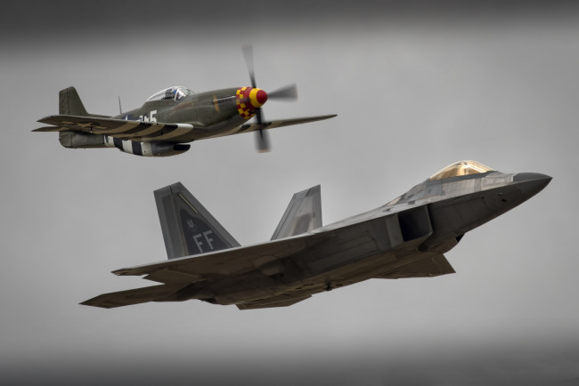 Обои картинки фото f-22 raptor & p-51 mustang, авиация, боевые самолёты, ввс