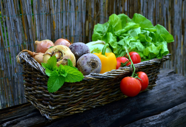 Обои картинки фото еда, овощи, салат, помидоры, перец, мята, томаты
