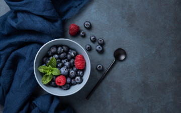 Картинка еда фрукты +ягоды ягоды малина черника ложка миска мята