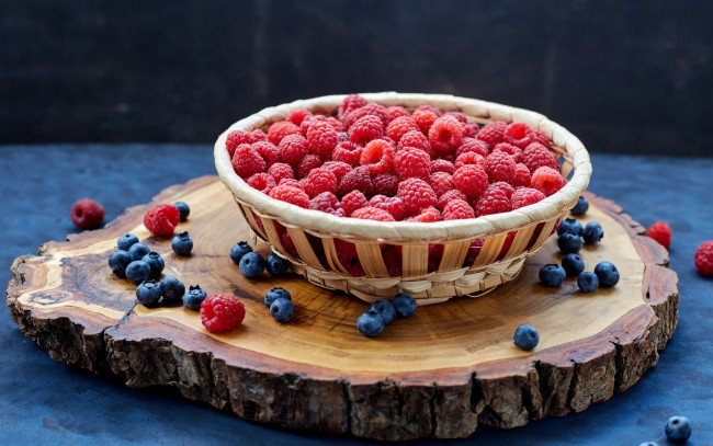 Обои картинки фото еда, фрукты,  ягоды, ягоды, малина, стол, корзинка