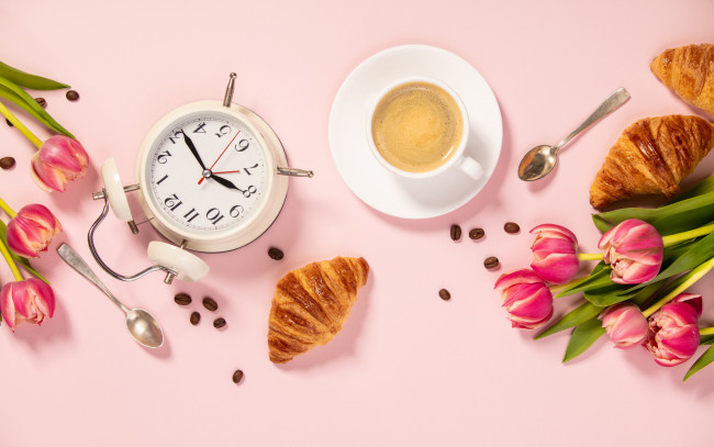 Обои картинки фото еда, хлеб,  выпечка, цветы, розовый, фон, pink, flowers, tulips, coffee, cup, purple, круассаны, croissant, чашка, кофе, floral