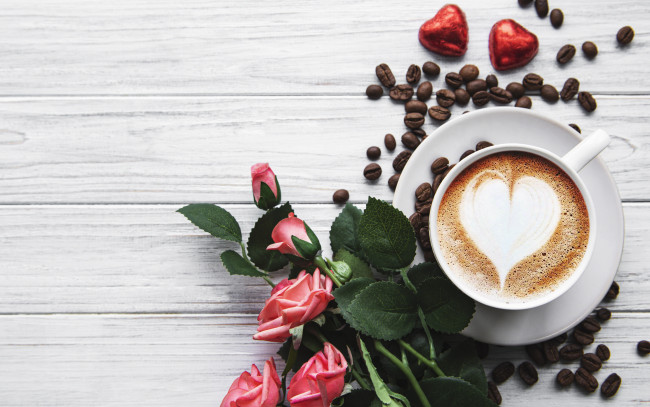 Обои картинки фото еда, кофе,  кофейные зёрна, сердце, розы, букет, конфеты, чашка