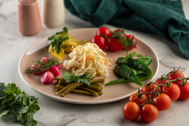 Обои картинки фото еда, разное, овощи, зелень, капуста, редис, томат