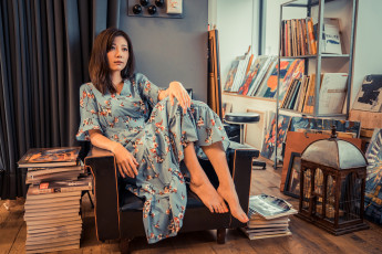 Картинка девушки -+азиатки платье кресло книги клетка