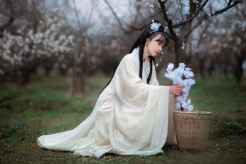 Картинка девушки -+азиатки цветы корзина сад
