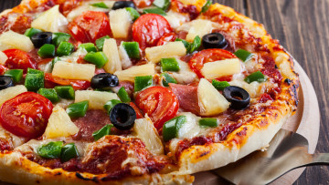обоя еда, пицца, аппетитная, маслины, помидоры, колбаса