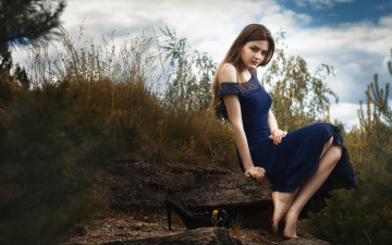 Картинка девушки -+брюнетки +шатенки шатенка платье туфли камень трава