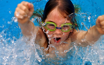 Картинка разное люди девочка очки брызги бассейн плавание