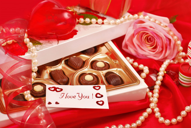 Обои картинки фото еда, конфеты,  шоколад,  мармелад,  сладости, сердечно, коробка, бусы, лента, роза