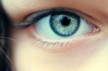 Картинка разное глаза голубой зрачок ресницы