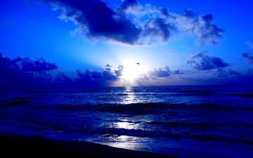 Картинка природа восходы закаты океан волны свет облака солнце вечер