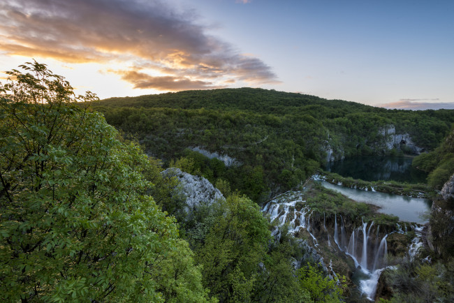 Обои картинки фото природа, водопады, утро, деревья, горы, озеро, вид, хорватия, плитвицкие, озёра, национальный, парк