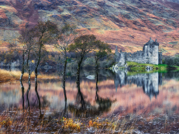 Обои картинки фото разное, развалины,  руины,  металлолом, замок, шотландия, руины, склоны, холмов, вода, осень