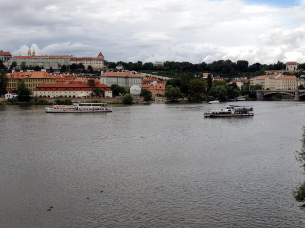 Обои картинки фото города, прага , Чехия, река, прогулочные, влтава, корабли
