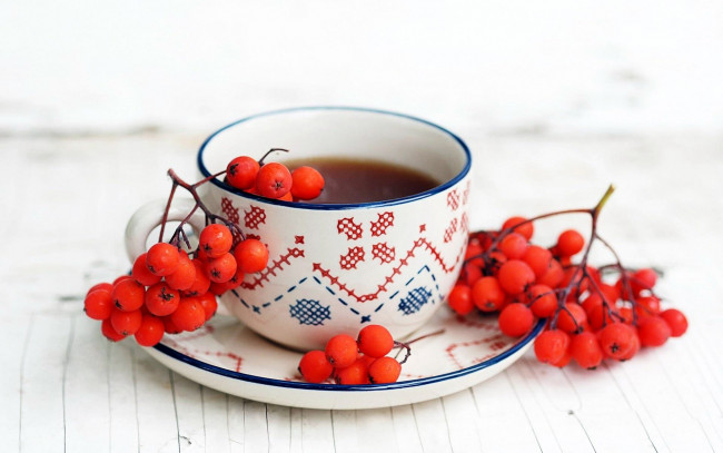 Обои картинки фото еда, напитки,  Чай, рябина, ягоды