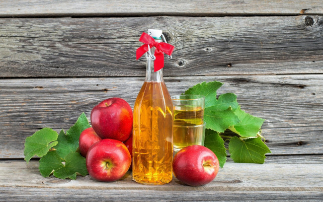 Обои картинки фото еда, Яблоки, листья, сок, яблоки, бутылка, стаканы