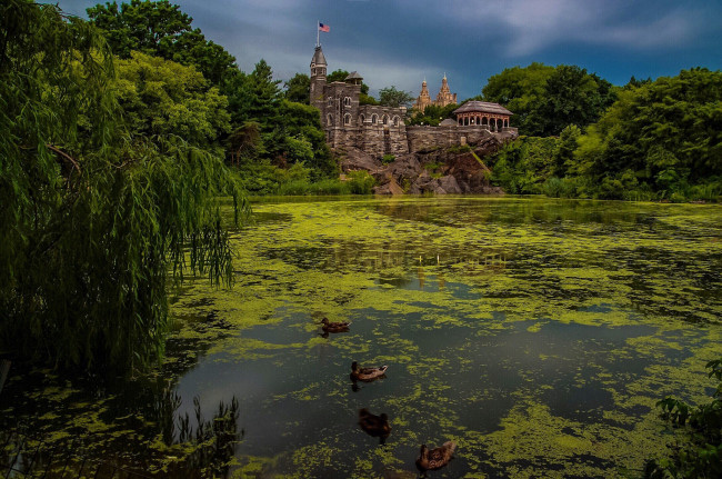 Обои картинки фото belvedere castle in central park in manhattan new york city, города, нью-йорк , сша, пруд, парк, замок