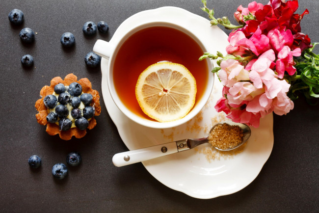 Обои картинки фото еда, напитки,  Чай, кекс, лимон, черника, цветы, сахар, чай