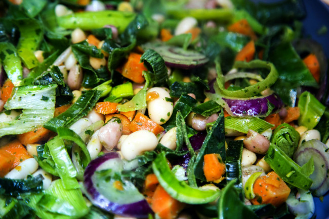 Обои картинки фото еда, овощи, морковь, фасоль, лук