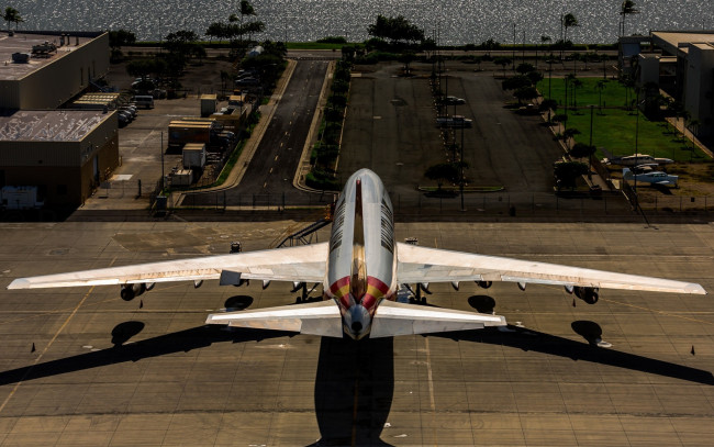 Обои картинки фото boeing b747-200, авиация, другое, взлетно-посадочная, полоса, грузовая, авиакомпания, аэропорт, пассажирский, самолет, kalitta, air