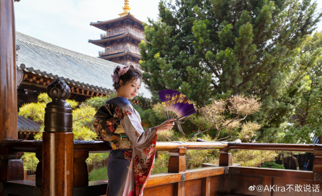 Обои картинки фото девушки, - азиатки, кимоно, веер, сад, пагода, терраса
