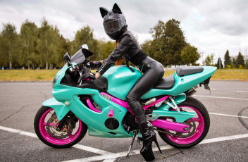 Картинка мотоциклы мото+с+девушкой девушка модель блондинка мотоцикл bike поза флирт кожа чёрный