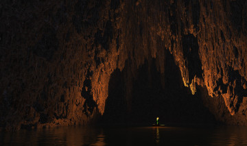обоя 3д графика, природа , nature, пещера, озеро, лодка, человек, факел