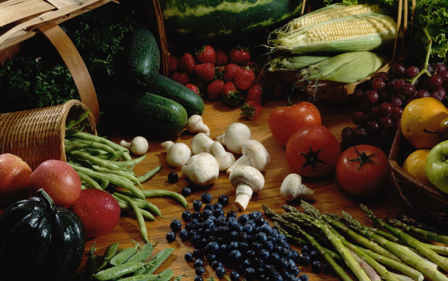 Обои картинки фото еда, фрукты и овощи вместе, спаржа, виноград, клубника, черника, огурцы, кукуруза