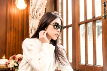 Картинка девушки -+азиатки шатенка очки окно