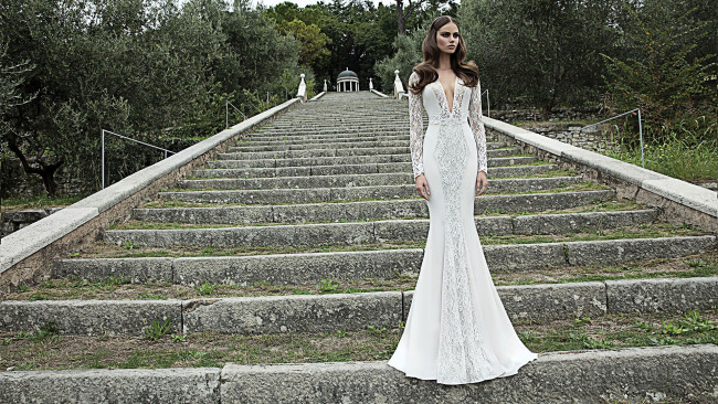 Обои картинки фото девушки, - невесты, шатенка, платье, лестница, парк