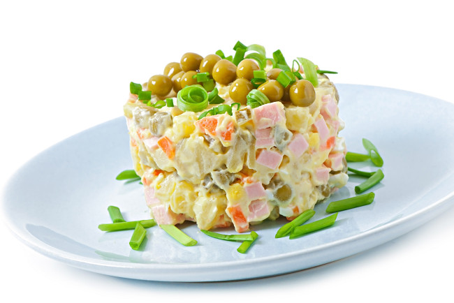 Обои картинки фото еда, салаты,  закуски, мясной, салат, зеленый, горошек