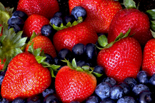 Обои картинки фото еда, фрукты, ягоды, голубика, клубника