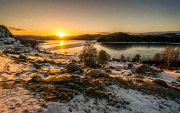 Картинка природа восходы закаты леск холмы кусты трава снег закат река
