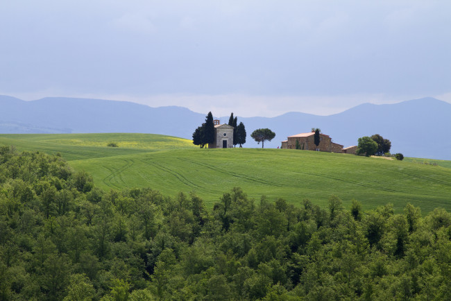 Обои картинки фото tuscany, italy, природа, поля, тоскана, италия, деревья, горы, постройки, пейзаж
