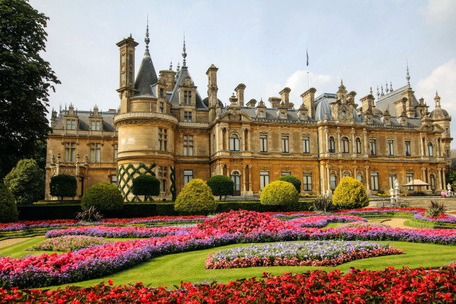 Обои картинки фото waddesdon manor англия, города, - дворцы,  замки,  крепости, англия, waddesdon, manor, цветы, клумбы, парк, дворец