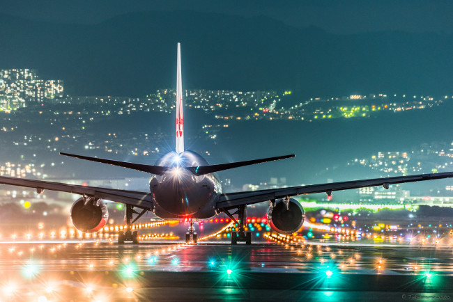 Обои картинки фото авиация, пассажирские самолёты, самолёт, осака, аэропорт, ночь, Япония, огни