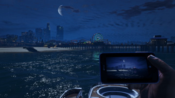 Картинка видео+игры grand+theft+auto+v gta телефон рука яхта ночь море парк город берег