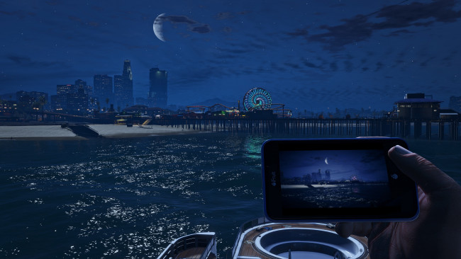 Обои картинки фото видео игры, grand theft auto v, gta, телефон, рука, яхта, ночь, море, парк, город, берег