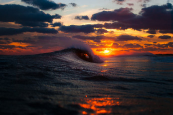 Картинка природа моря океаны море закат тучи небо волна