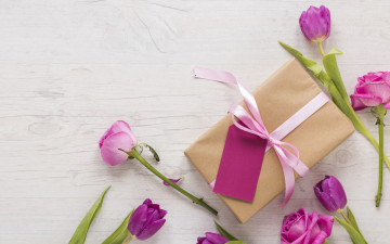 Картинка праздничные подарки+и+коробочки тюльпаны лепестки розы подарок