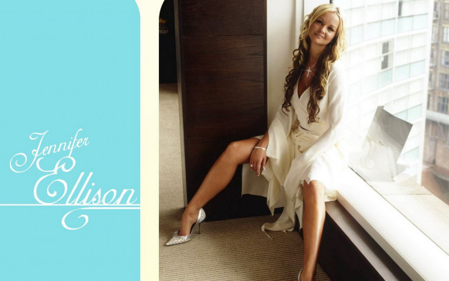 Обои картинки фото девушки, jennifer ellison, блондинка, платье, каблуки, окно
