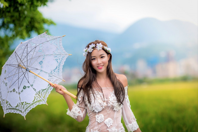 Обои картинки фото девушки, - азиатки, азиатка, невеста, венок, зонтик, улыбка